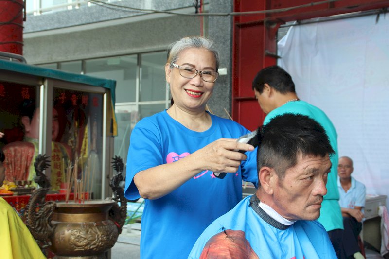 今年67歲的鍾玉珍（左），是愛心義剪團的發起人，20多年來帶著姊妹們走遍花蓮偏鄉角落、社福機構做義剪。
