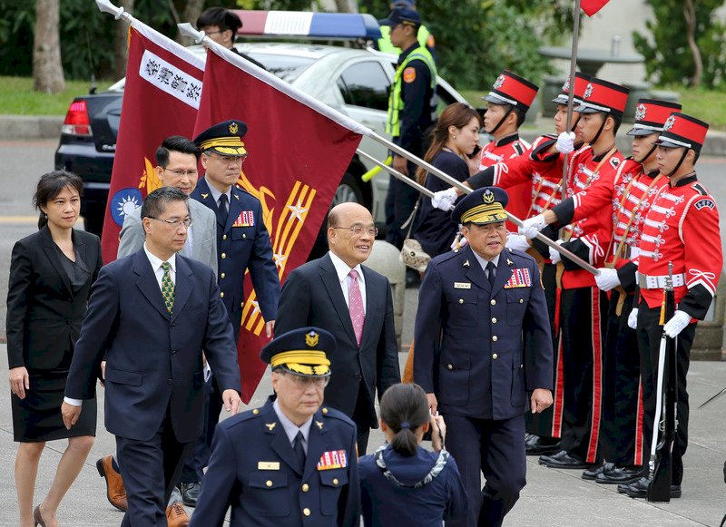行政院長蘇貞昌（中）26日上午出席台灣警察專科學校74週年校慶大會，校閱警專儀隊。