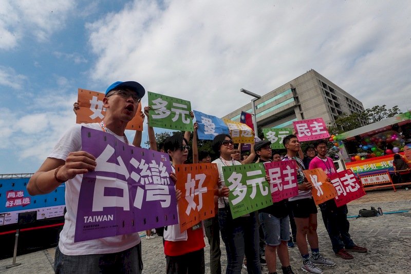第17屆台灣同志遊行26日登場，隊伍從台北市政府廣場出發，從逸仙路轉忠孝東路，最後抵達凱道。總召鄭智偉（左）說明遊行理念。