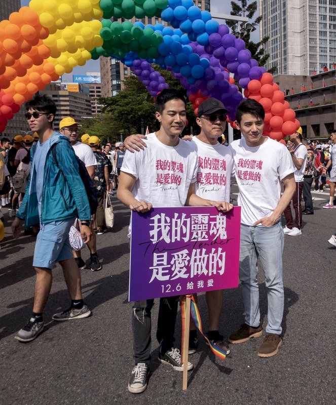 曾於台灣同志遊行現場取景的國片「我的靈魂是愛做的」，導演陳敏郎（前右2）26日率演員邱志宇（前右）與薛仕凌（前左）參與第17屆台灣同志遊行。