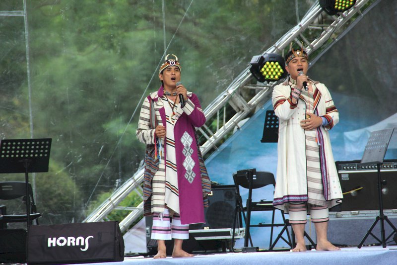 太魯閣峽谷音樂節26日上午在太魯閣台地登場，峽谷二重唱身穿太魯閣族服飾，擔任音樂節演出團隊。