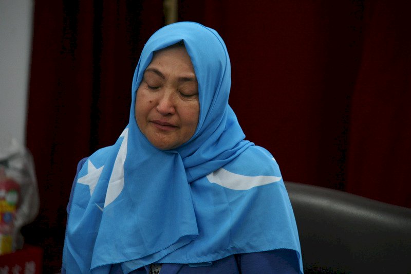 哈薩克共和國的維吾爾裔女子古力巴哈26日在台北出席座談，談及新疆集中營內的酷刑、性侵等經歷，數度哽咽。