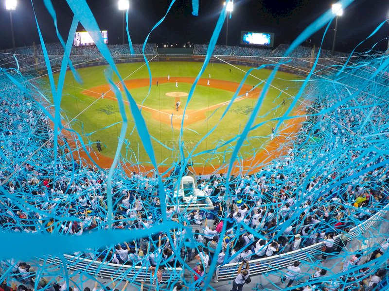 中華職棒Lamigo桃猿隊已轉賣給日本樂天企業，26日在桃園棒球場舉辦告別賽，為最後一個全體公開活動，賽後全場球迷拋下藍色彩帶海，向Lamigo告別。