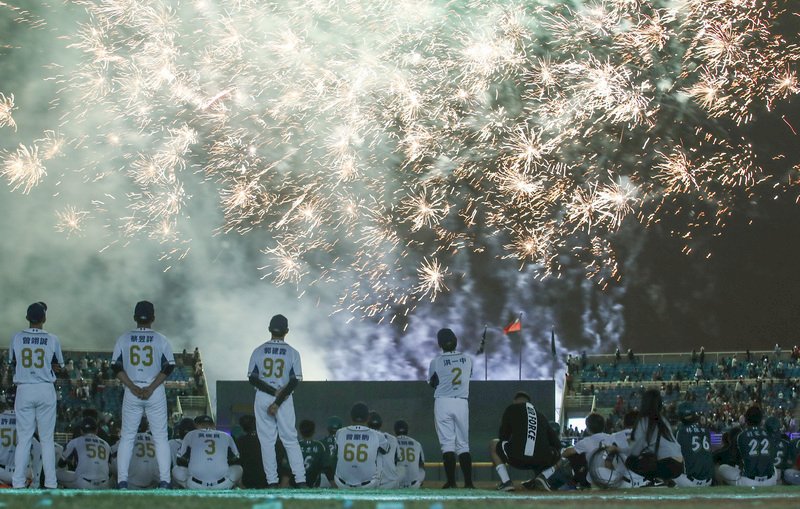 中華職棒Lamigo桃猿隊26日在桃園棒球場進行告別賽，賽後並施放煙火，球員也在場中觀看。