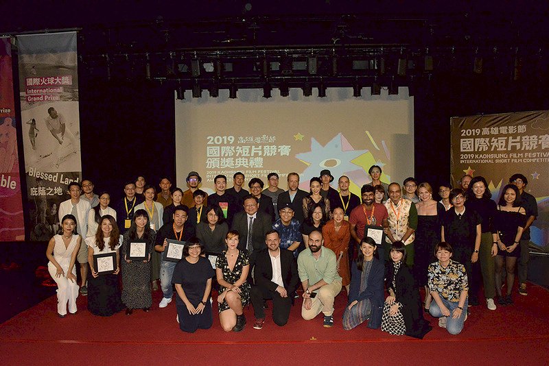 2019高雄電影節「國際短片競賽」結果26日晚間揭曉，所有獎項得主及與會入圍者也在頒獎典禮結束後合影留念。（高雄電影節提供）