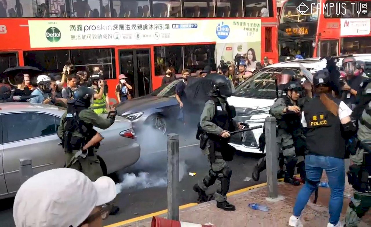 港警在旺角多次施放催淚彈 防暴警的旅遊巴士遭擲磚