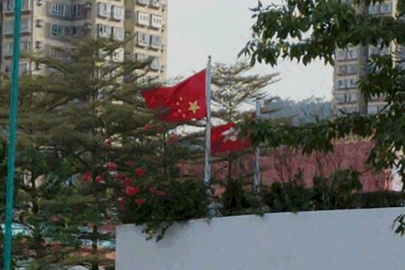 香港法院倒掛國旗 建制派成員不滿