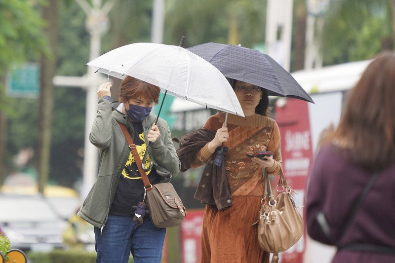中央氣象局表示，31日仍受東北風影響，宜蘭、花蓮雨勢明顯易有局部大雨發生，仍不排除局部豪雨可能，北台灣及台東也有局部短暫雨。