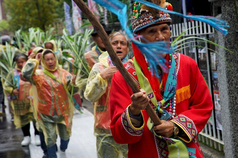 第14屆蔡瑞月國際舞蹈節31日舉行開幕記者會，邀請原住民長老引領與會團體手持芒草祈福。
