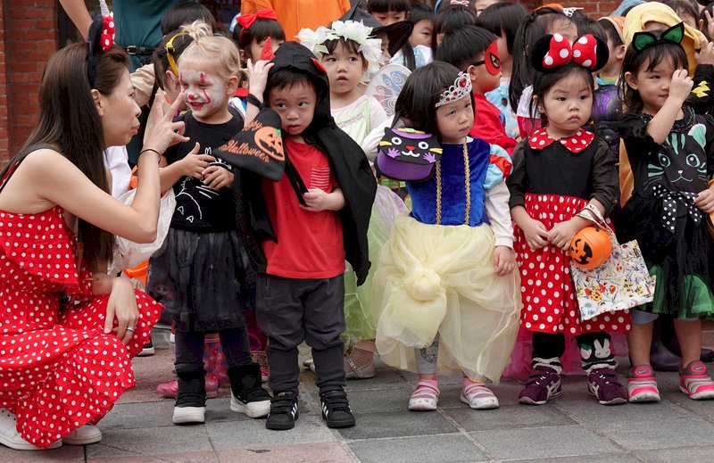 每年10月31日是西洋萬聖節，許多小朋友們在這一天會應景地裝扮成各種造型，沿街按門鈴大喊Trick orTreat（不給糖就搗蛋），散播節日歡樂氣息。