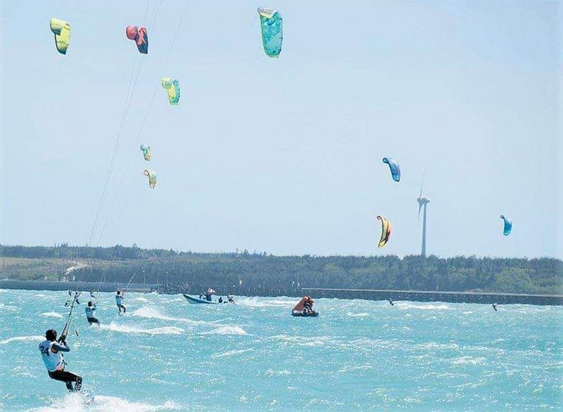 2019澎湖風箏浪板國際邀請賽在白坑沙灘海域登場，31日正式比賽，國內外選手在8級風浪下競速，浪花四濺，精彩刺激。（澎湖縣政府提供）