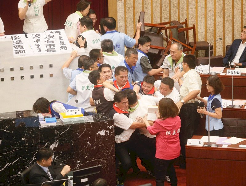 高雄市議會民進黨議員不滿市長韓國瑜31日缺席總預算交付審查，朝野雙方爆發激烈肢體衝突，主席台前眾人擠成一團。