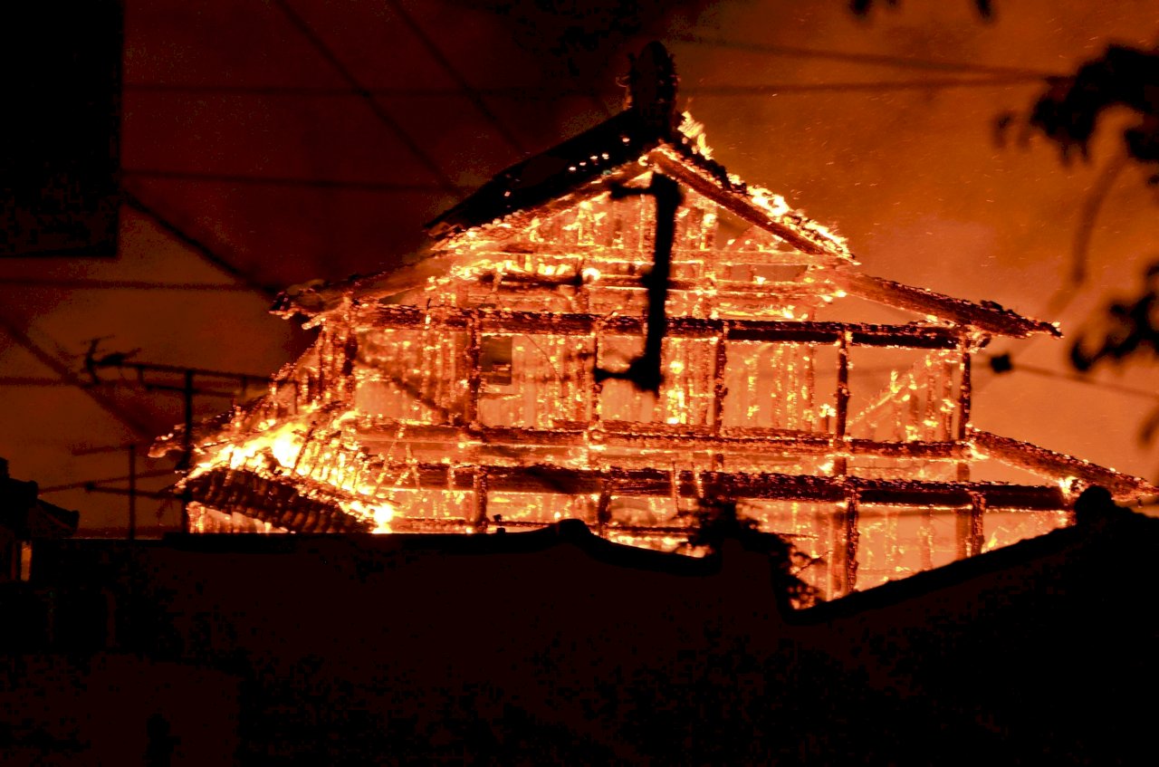 沖繩世界遺產首里城三大殿燒毀。 (AP/達志影像)