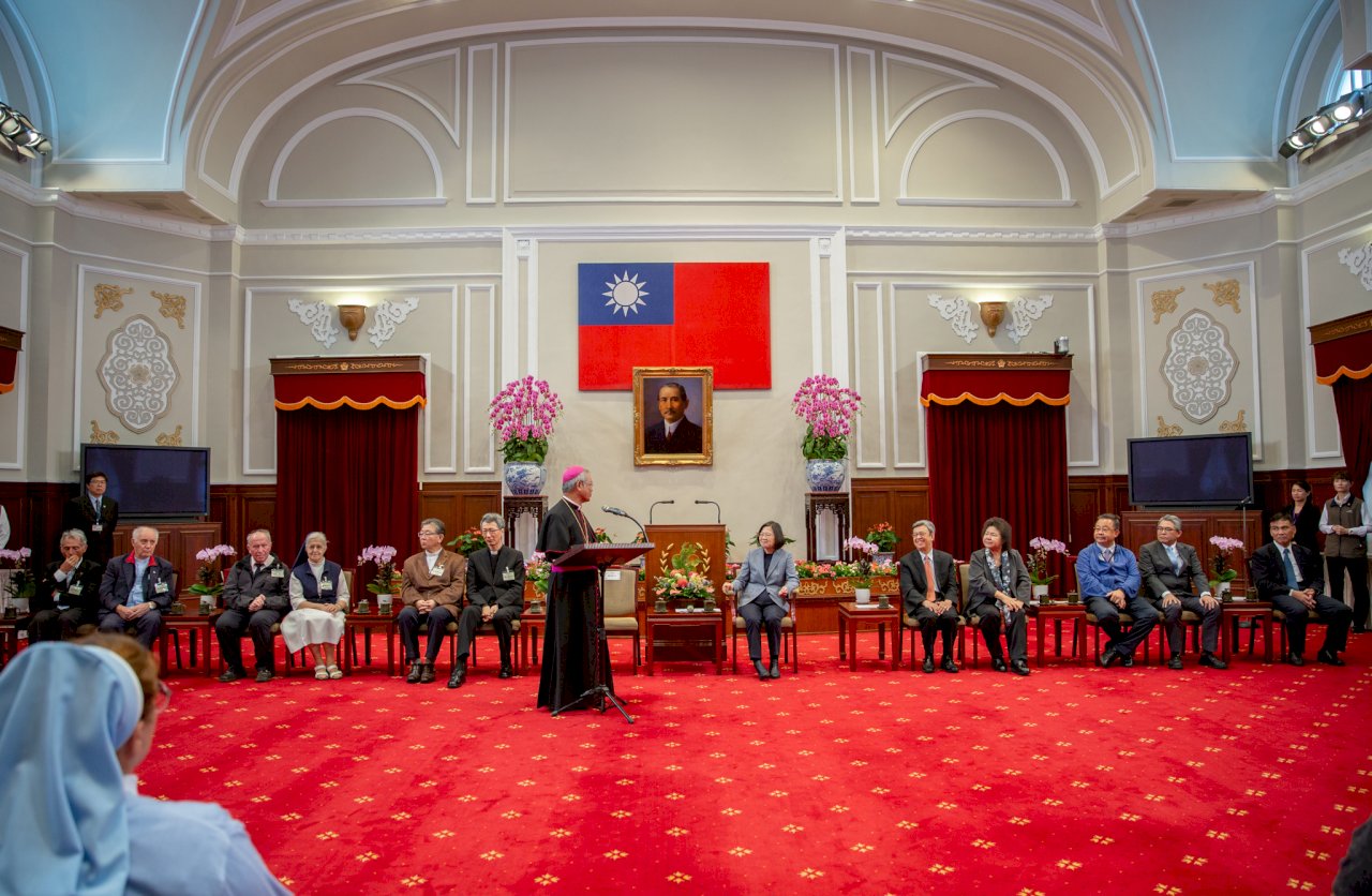 蔡英文總統31日接見天主教會台灣地區主教團外籍傳教士及教友代表。(圖:總統府)