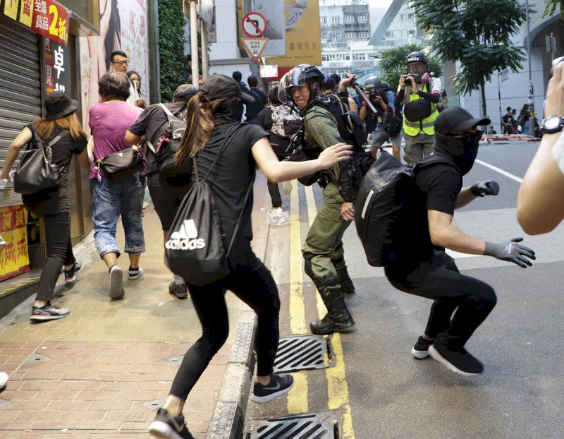 香港網友擬突發7處示威 控訴警濫用武力