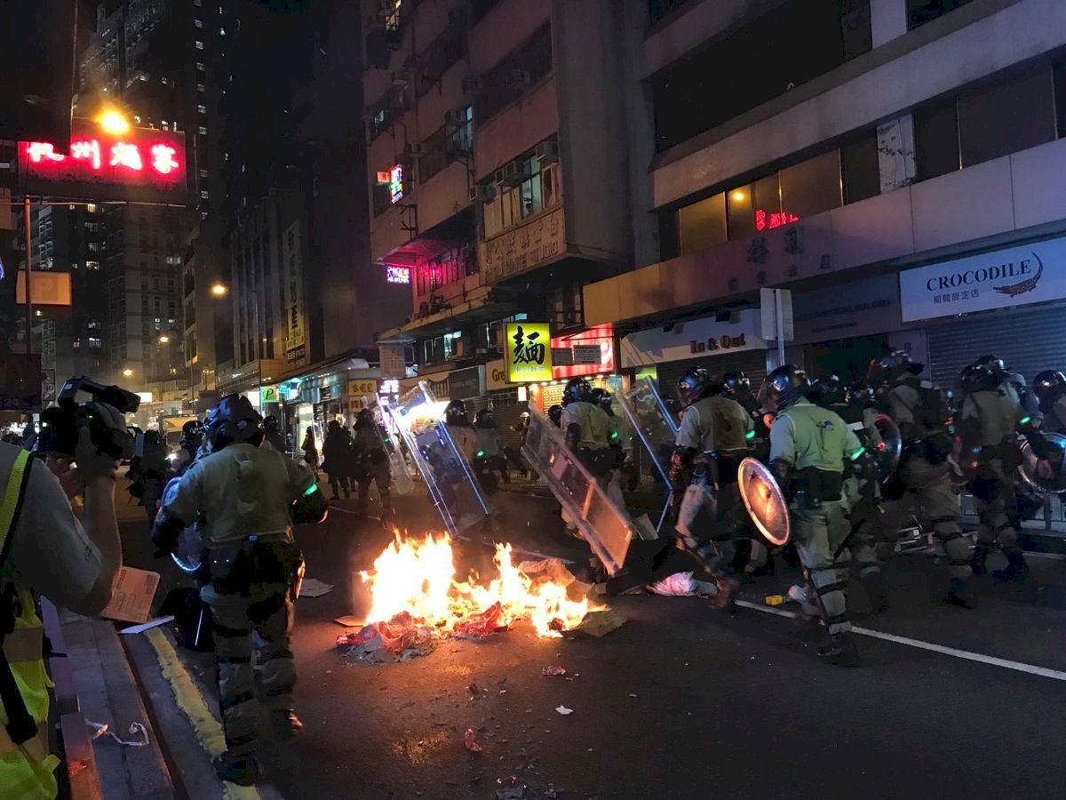 反送中場面火爆 催淚彈汽油彈糞便齊飛