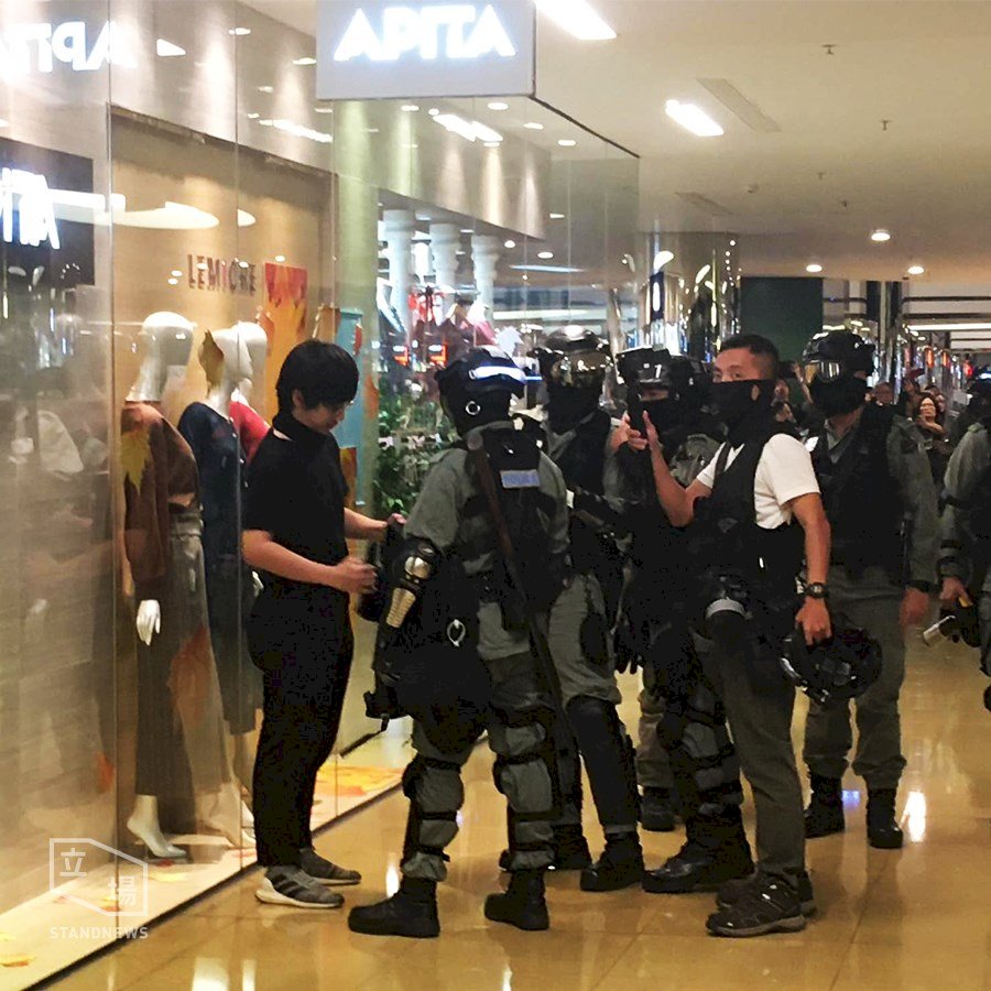 港警進入太古城中心商場 傳帶走兩人