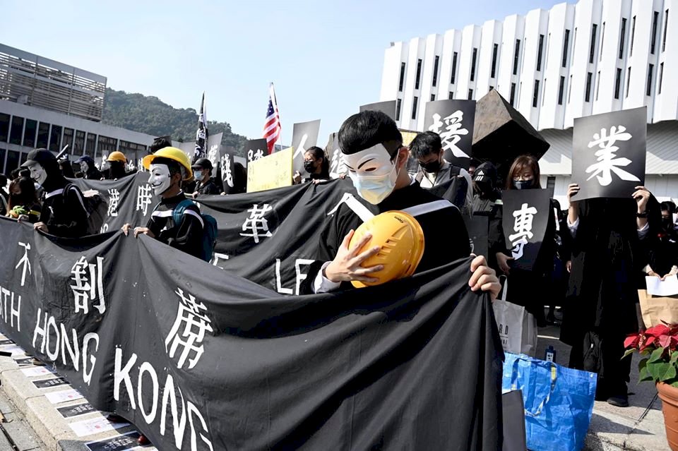 香港反送中氛圍續籠罩校園 中大學生畢業典禮遊行