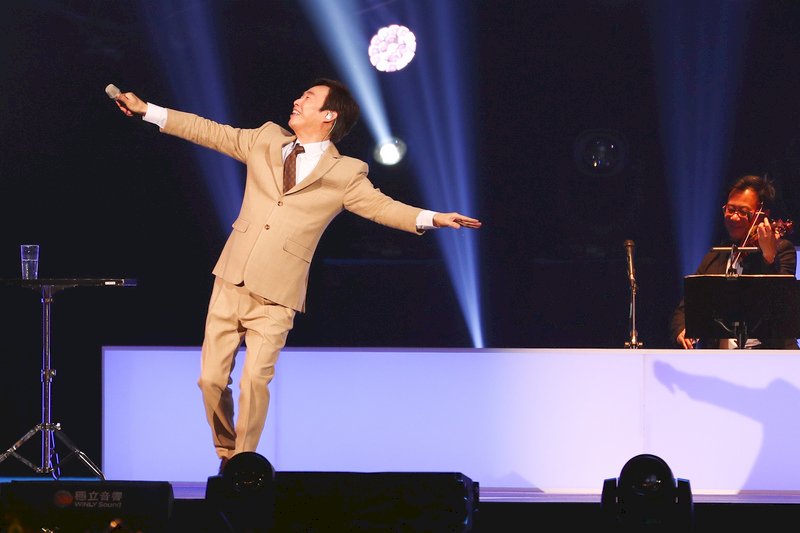 歌手費玉清7日晚間在台北小巨蛋演唱告別之作,最後一曲選擇輕快的「南屏晚鐘」,費玉清難得用活潑的姿態與愉悅的心情向歌迷道別。