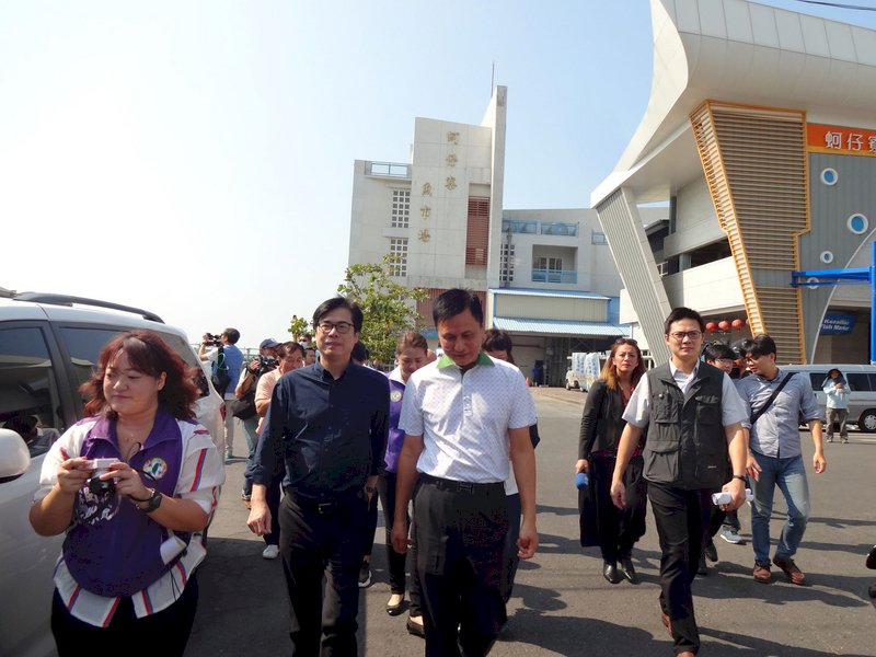 行政院副院長陳其邁(前左2)8日到高雄梓官區蚵仔寮漁港視察碼頭與景觀改造工程,將協助召開協調會,解決漁民目前擔心的左營軍港擴建將影響漁港運作和安全等問題。