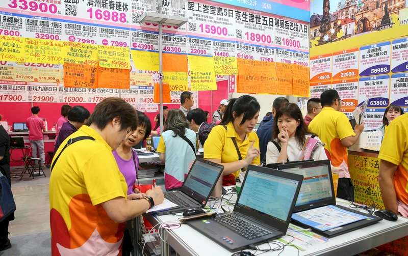 「2019ITF台北國際旅展」8日在南港展覽館登場,業者祭出各種優惠旅遊行程,吸引民眾目光。