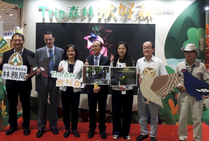 2019ITF台北國際旅展8日在南港展覽館登場,林務局副局長林澔貞(左3)表示,將結合全台18處國家森林遊樂區,打造泡湯、賞鳥、鐵道風景及原民體驗等30條秋冬旅程,邀民眾走入山林。