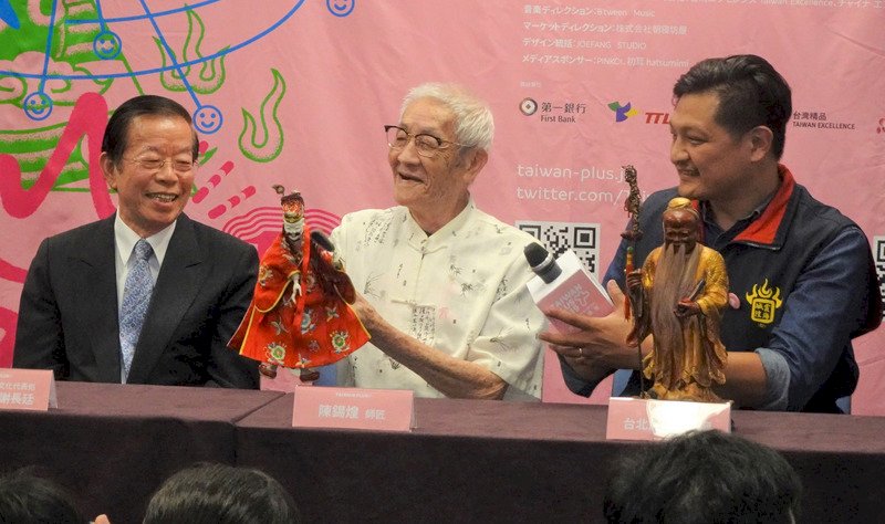 以布袋戲大師陳錫煌(中)為主角、楊力州執導的紀錄片「紅盒子」在日本片名為「台灣,街角的人形劇」。圖為陳錫煌9月底在東京參與加文化總會活動的宣傳時,與駐日代表謝長廷(左1)等人合影。