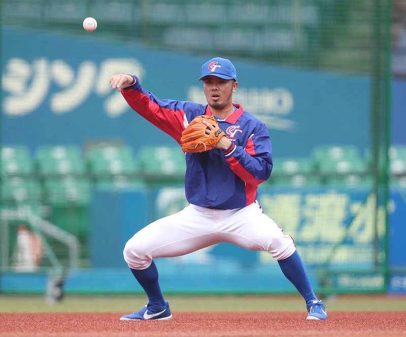 世界12強棒球複賽台北時間11日上午11時在日本千葉ZOZO球場開打,中華隊首戰對上墨西哥,二壘手郭嚴文為本屆賽事首度上陣。(圖:中央社)