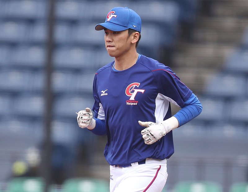 世界12強棒球複賽台北時間11日上午11時在日本千葉ZOZO球場開打,中華隊首戰對上墨西哥,三壘手王威晨擔任開路先鋒。(圖:中央社)