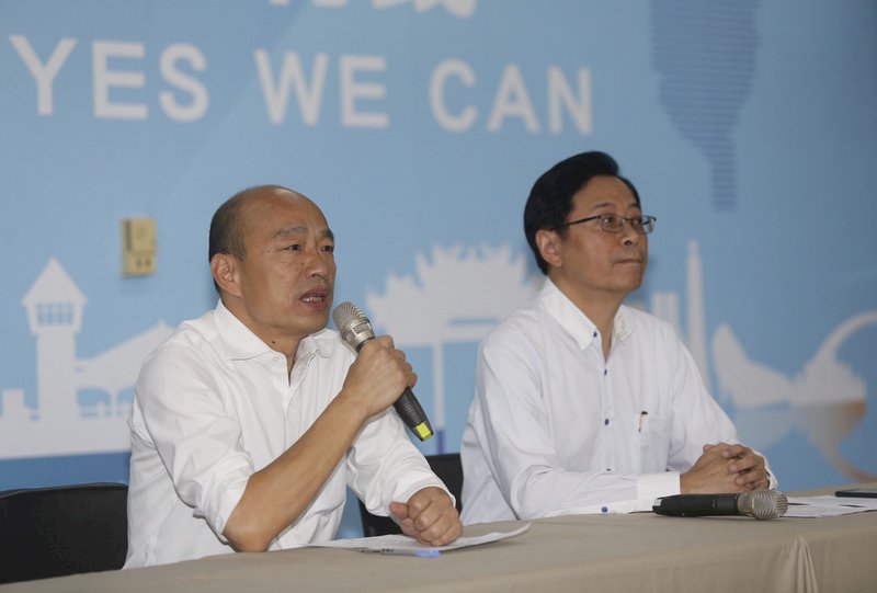 國民黨總統參選人韓國瑜(左)11日在國民黨高雄市黨部正式宣布副手為前行政院長、現任韓國瑜陣營國政顧問團總召的張善政(右)。