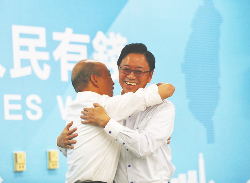 國民黨總統參選人韓國瑜(左)11日在國民黨高雄市黨部正式宣布副手為前行政院長、現任韓國瑜陣營國政顧問團總召張善政(右),兩人擁抱致意。