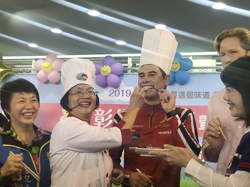 挪威三鐵選手艾登(Gustav Iden)(左3)11日出席彰化羊肉節暨乳牛節記者會,彰化縣長王惠美(左2)拿親自烹煮的豬肉料理請艾登品嚐。