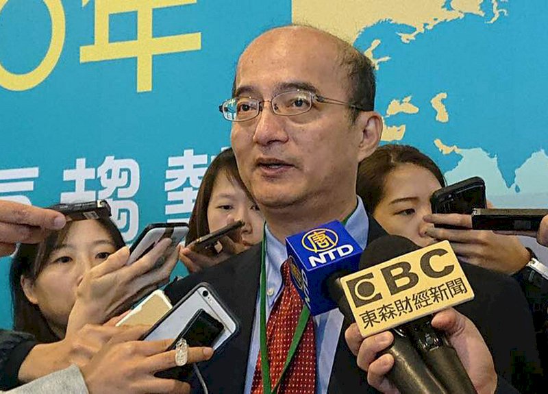 台灣經濟研究院院長張建一指出,今年全年的經濟成長率大幅上修到2.40%,主要原因在於美中貿易戰下台商回流帶動產線轉移,以及政府刺激內需的相關政策帶動投資。