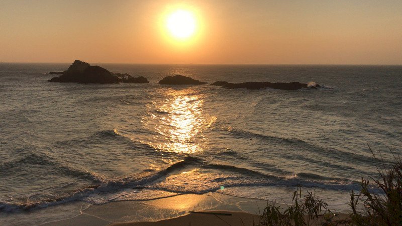 馬祖西莒島坤坵蛇島(無人島礁)前形成的大面積「方塊海」堪稱世界奇景,是亞洲獨一,加上火紅太陽形成獨特美景。(西莒友誼山莊提供)