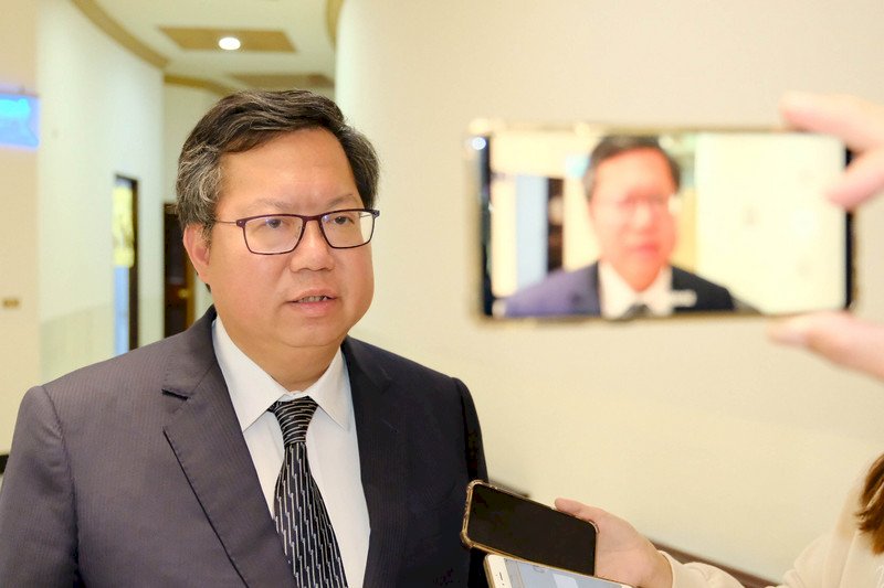 桃園市長鄭文燦(圖)11日在桃園市議會接受媒體聯訪表示,尊重中國國民黨總統參選人韓國瑜選前行政院長張善政為副手,但韓國瑜與張善政都要再努力。