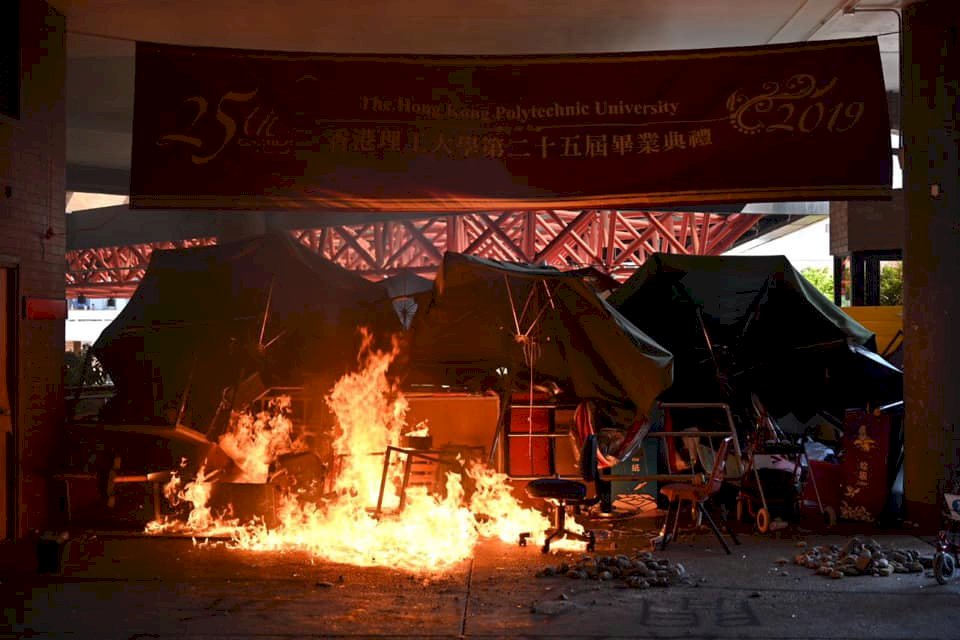 校園成戰場！學生遮陽傘抵抗港警催淚彈