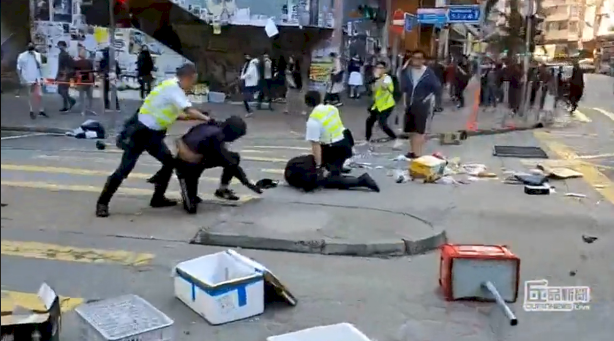 香港網民發起三罷 警察開3槍2人倒地