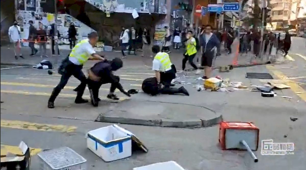 香港網民發起三罷 警察開3槍2人倒地 丘品創作截圖 立場新聞提供 新聞 Rti 中央廣播電臺