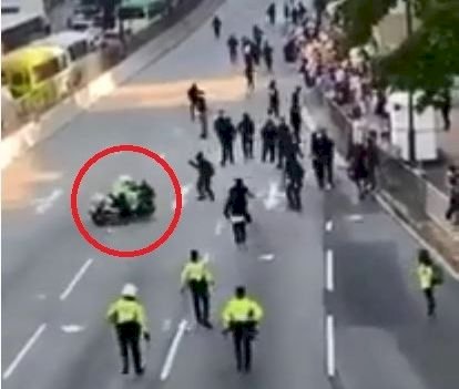 港警疑騎重機衝向示威人群  網批完全失控