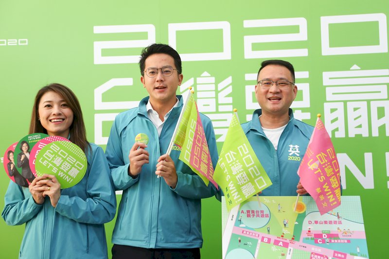 選戰倒數60天,總統蔡英文連任競選辦公室12日舉行記者會,發言人阮昭雄(右起)、廖泰翔、顏若芳公布蔡總統全國各地競選總部成立日期及六都競總特色主題。