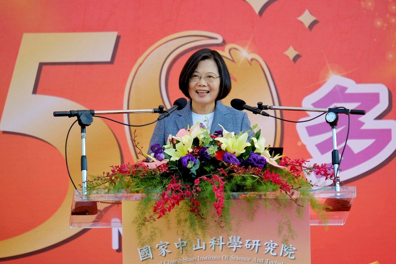 總統蔡英文12日出席中科院50週年院慶活動致詞,期許中科院未來能協助國軍加速不對稱作戰的戰力部署,並落實國防自主原則,增加武器裝備自研自製的比例,刺激國內學術界的基礎研究,帶動國內產業界品質。