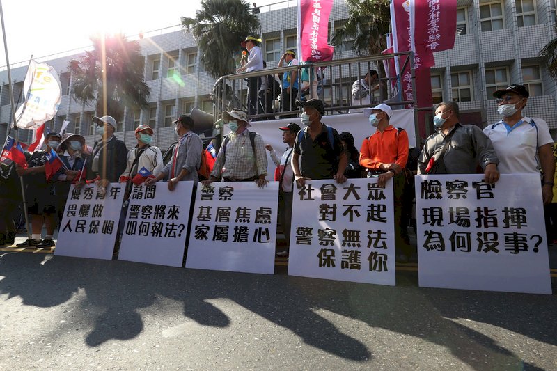 太陽花學運行政院驅離案，台北市警察局遭判賠。中華民國退休警察人員協會總會12日以「捍衛警察尊嚴」為由，到台北地方法院集結抗議。