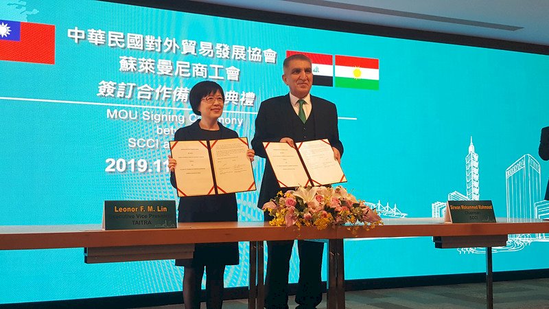 中華民國對外貿易發展協會副秘書長林芳苗（左）12日與蘇萊曼尼商工會（SCCI）主席馬穆德（SirwanMohammed Mahmood, 右）簽署合作備忘錄。