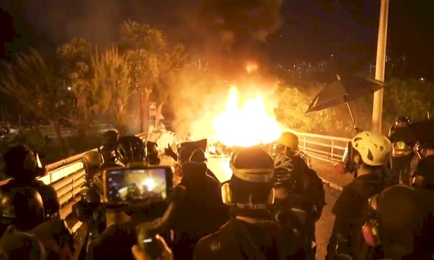 香港中大衝突不斷 學生疑頭部中彈倒地 警方以水炮車射向人群