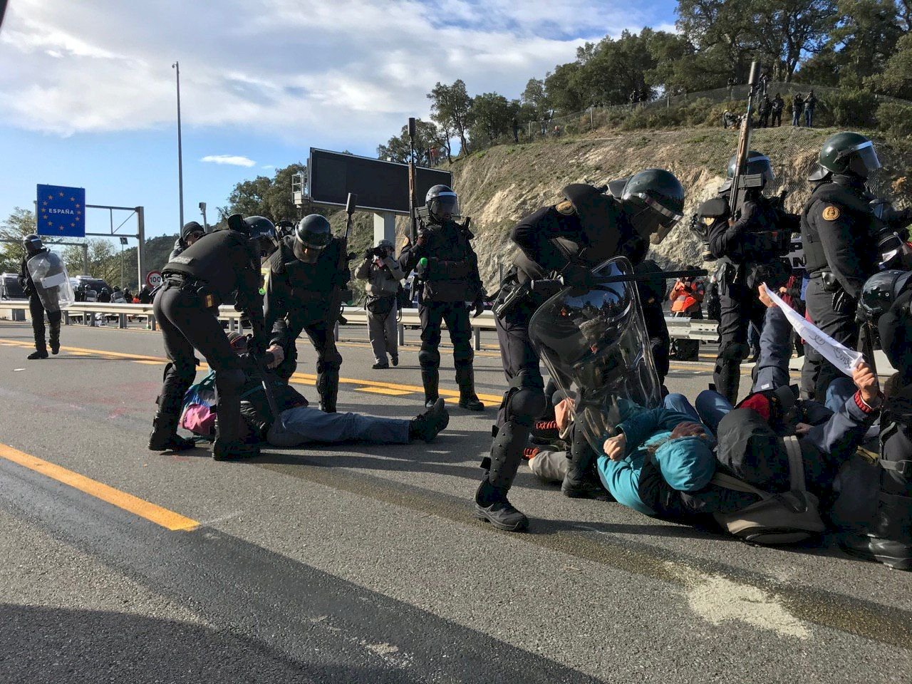 政府找到替代技法前 法國警察可繼續用鎖喉手法