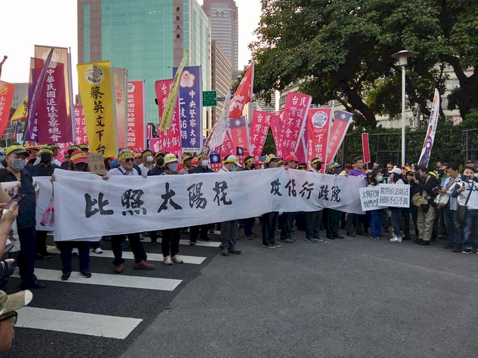 不滿太陽花警察執法判賠退警政院抗議爆推擠 新聞 Rti 中央廣播電臺