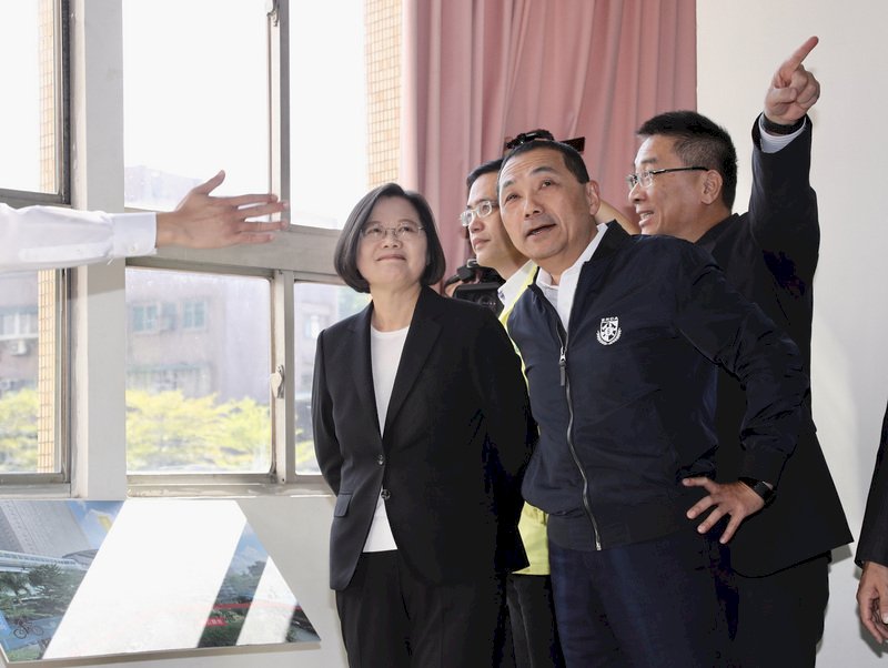 總統蔡英文(前左)13日在新北市保二總隊基地出席「警消社會住宅及辦公廳舍公辦都更專案里程碑」記者會,內政部長徐國勇(後右)、新北市長侯友宜(前右)陪同出席,聽取簡報。(圖:中央社)