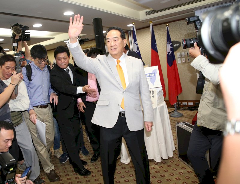 親民黨主席宋楚瑜(中)13日上午召開記者會,正式宣布將投入2020總統選舉。圖為宋楚瑜抵達會場時,向媒體朋友揮手致意。