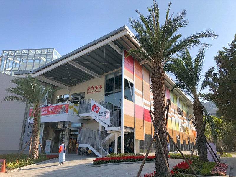 位於台北市杭州南路2段的南門中繼市場13日正式開幕,舊南門市場與捷運站都有接駁車點,方便民眾轉乘。圖為南門中繼市場外觀。