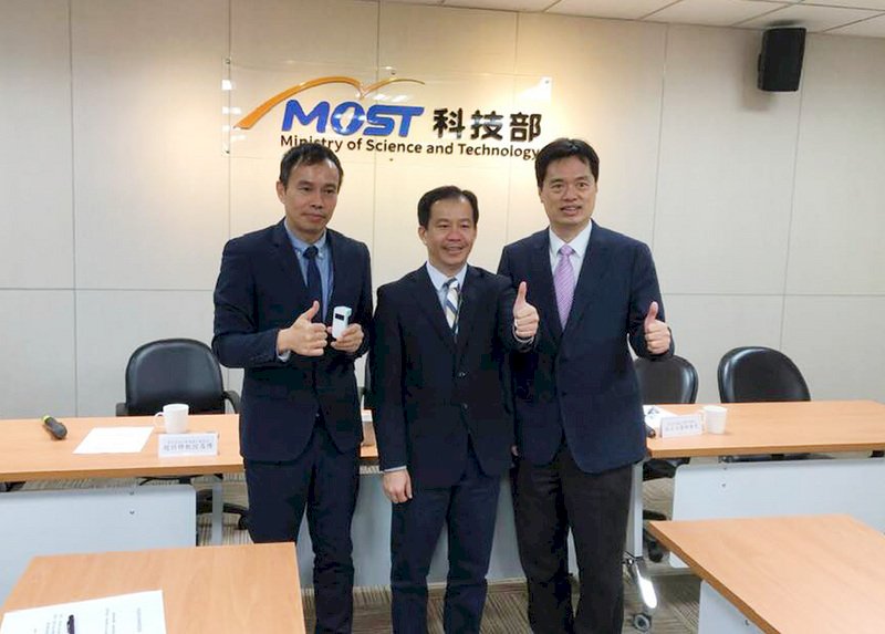 交通大學電機工程系特聘教授趙昌博(左)的團隊開發「非侵入式血流感測器」,利用光學儀器測量血流速度、血壓等數值。同時與新光醫院腎臟科醫師林秉熙(右)合作,蒐集病友使用後的數據資料。